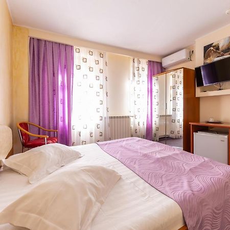 Hotel Amphitryon Bucarest Esterno foto