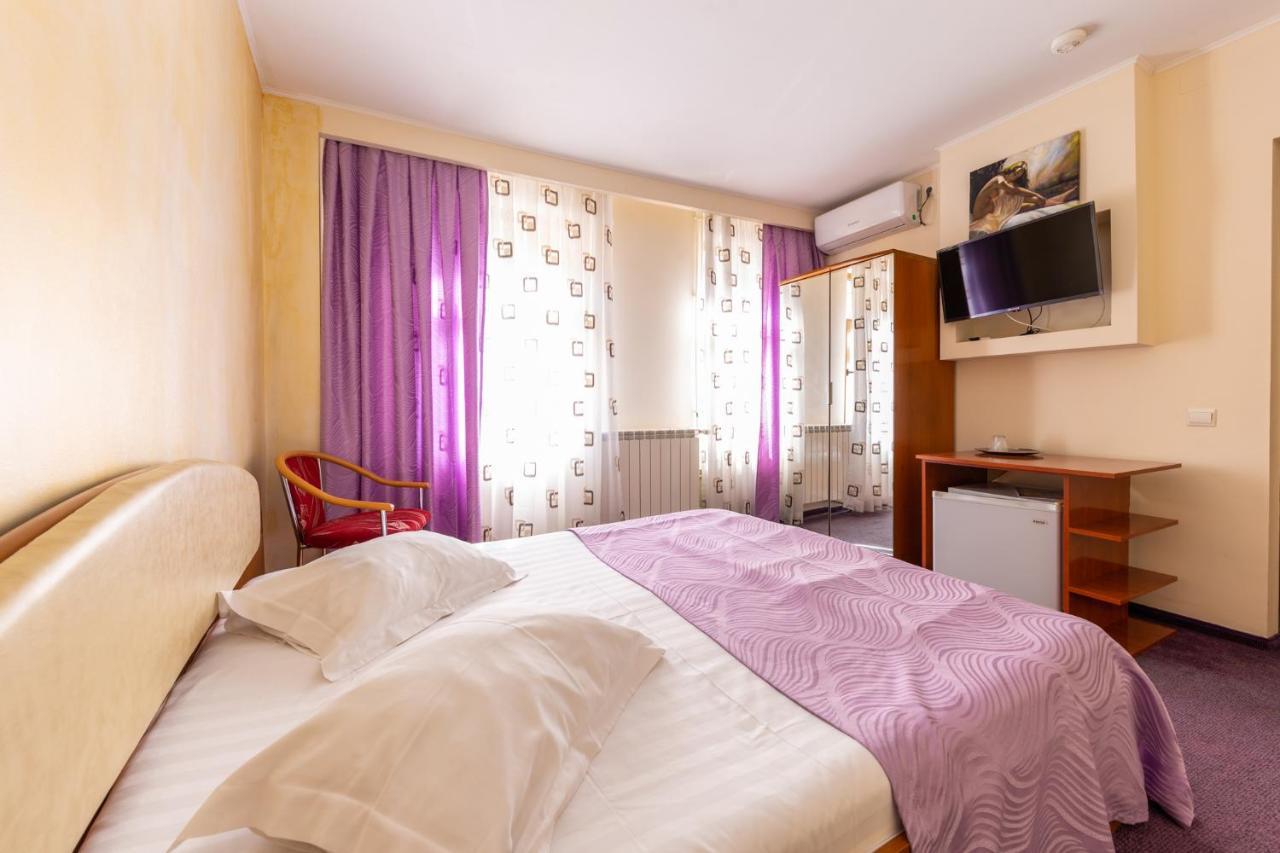 Hotel Amphitryon Bucarest Esterno foto