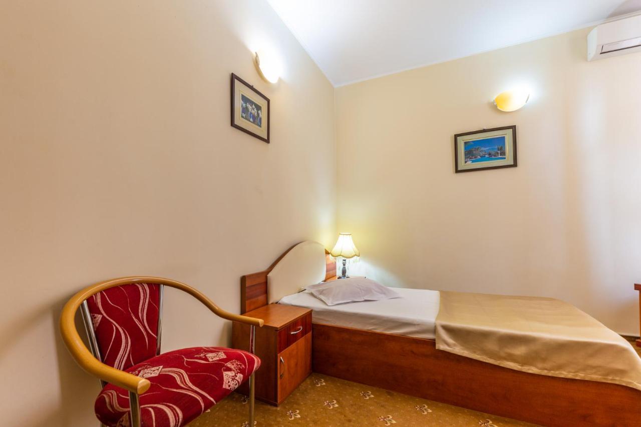 Hotel Amphitryon Bucarest Esterno foto