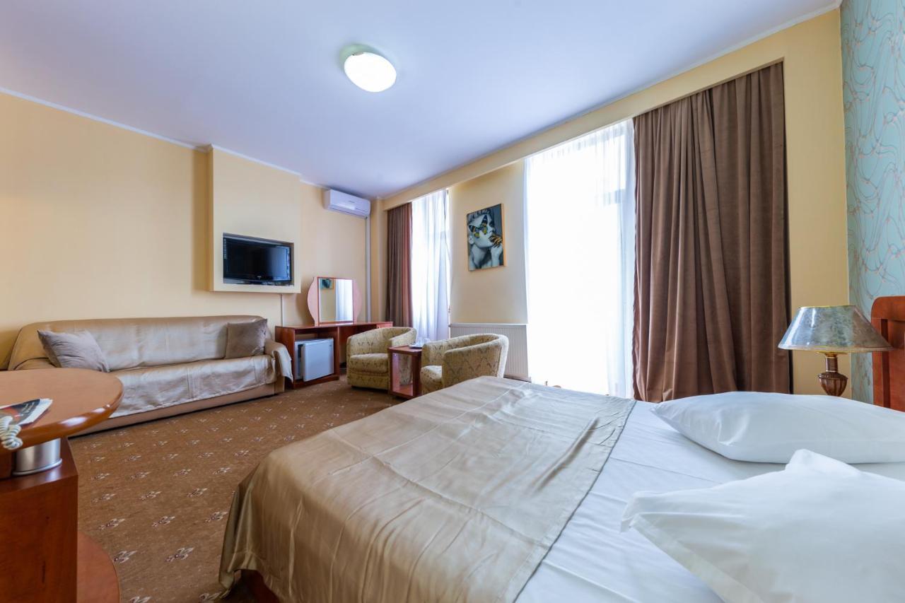 Hotel Amphitryon Bucarest Esterno foto