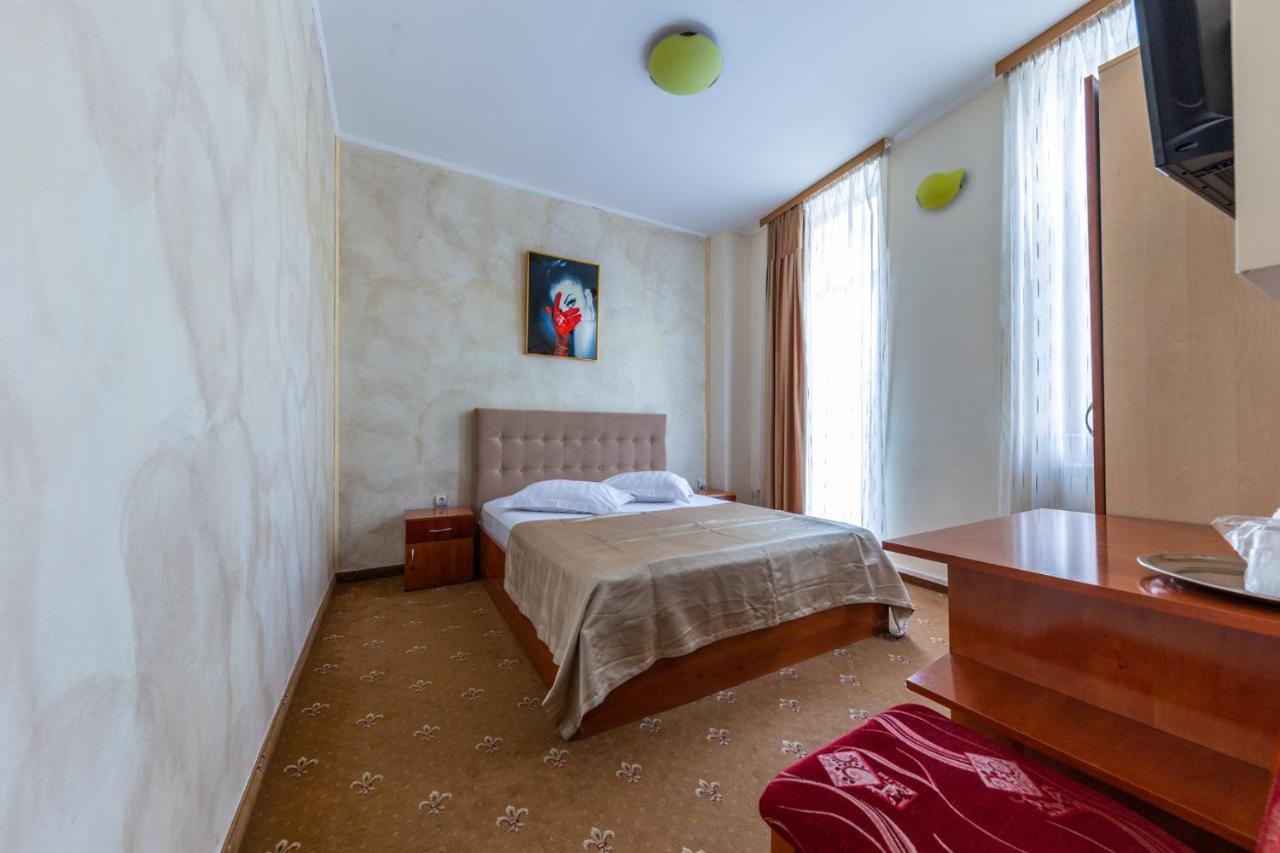 Hotel Amphitryon Bucarest Esterno foto