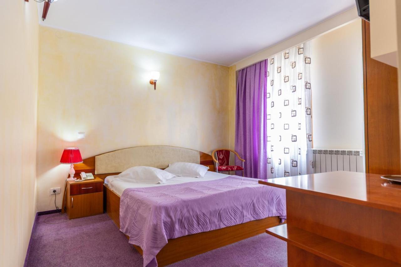 Hotel Amphitryon Bucarest Esterno foto