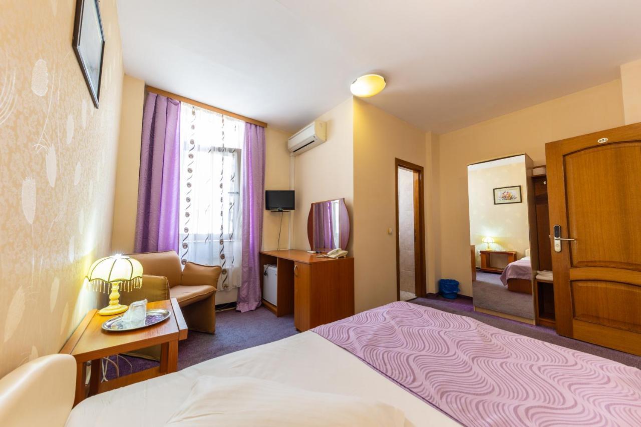 Hotel Amphitryon Bucarest Esterno foto