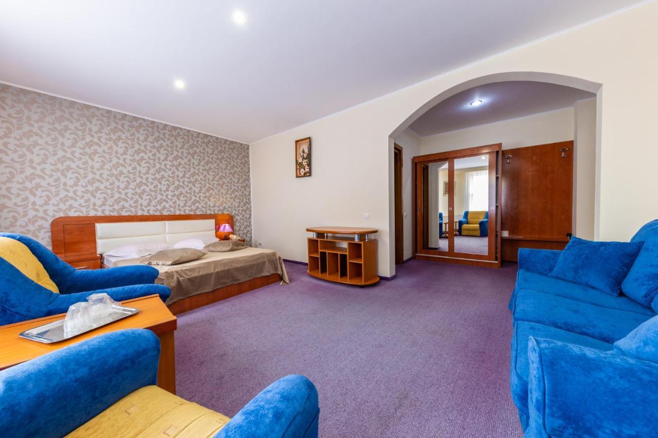 Hotel Amphitryon Bucarest Esterno foto