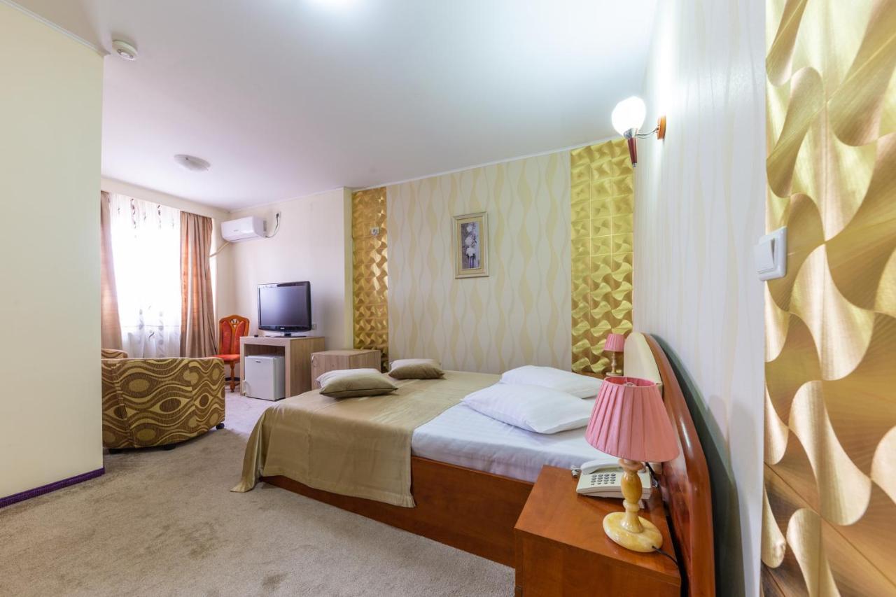 Hotel Amphitryon Bucarest Esterno foto