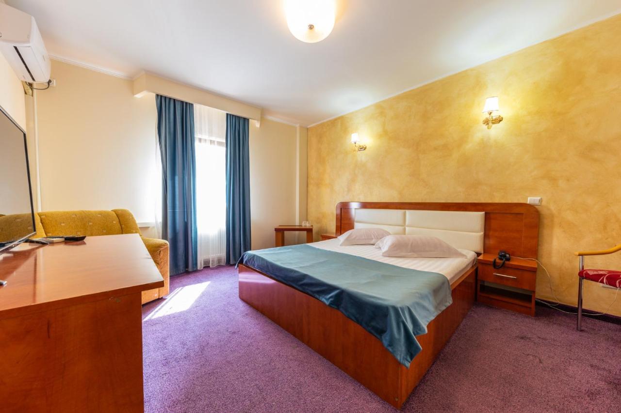 Hotel Amphitryon Bucarest Esterno foto