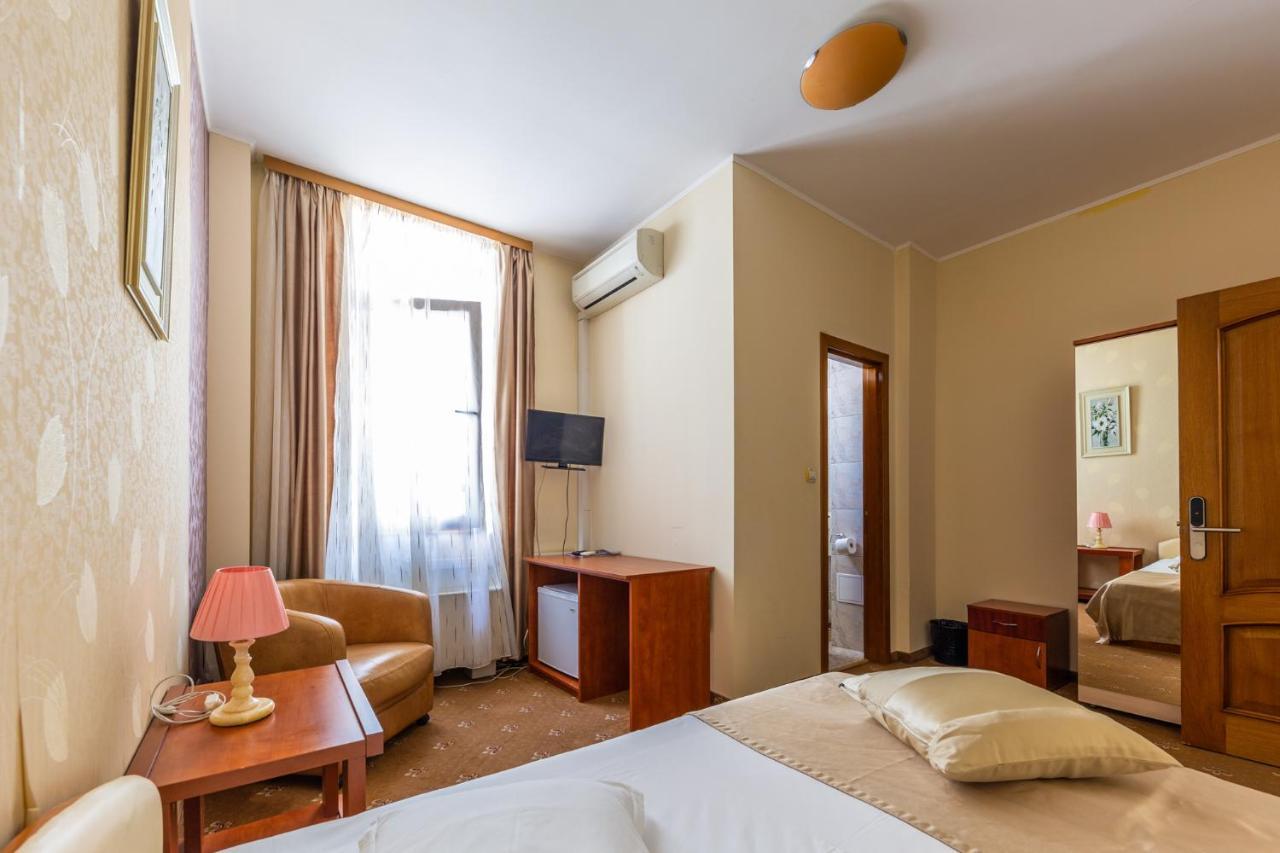Hotel Amphitryon Bucarest Esterno foto