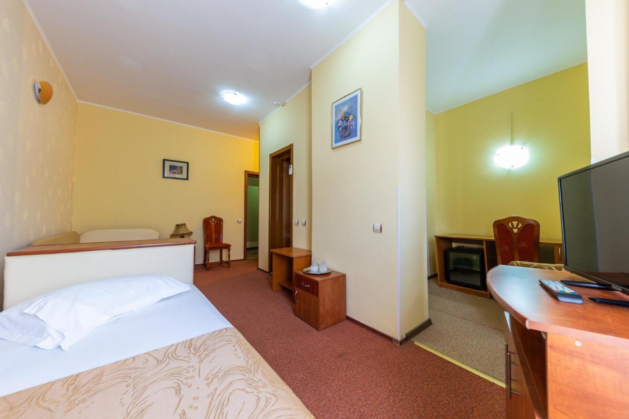 Hotel Amphitryon Bucarest Esterno foto