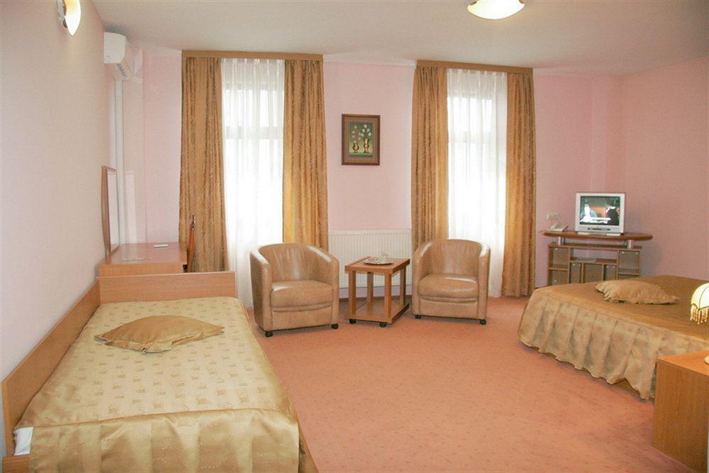 Hotel Amphitryon Bucarest Esterno foto