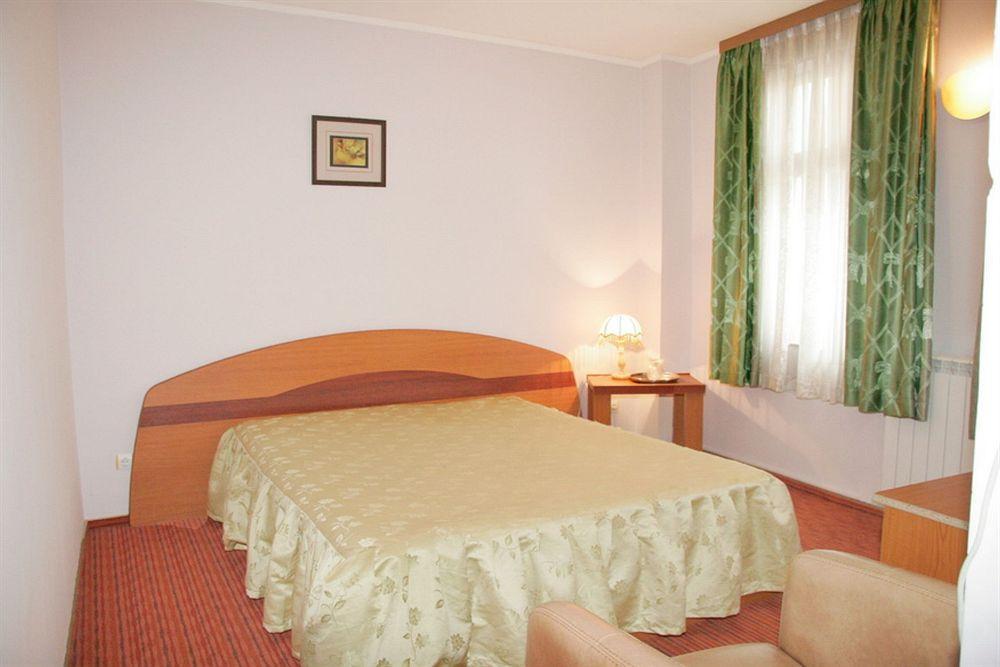Hotel Amphitryon Bucarest Esterno foto