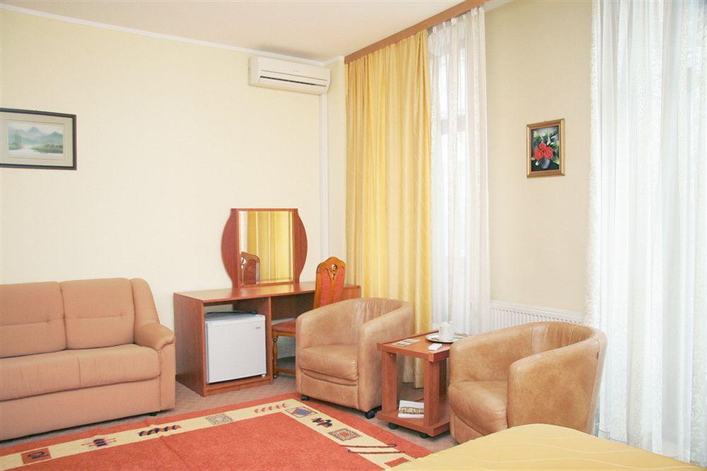 Hotel Amphitryon Bucarest Esterno foto